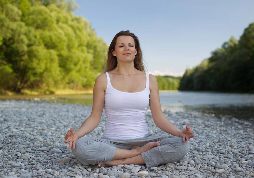 Slika prikazuje žensko, ki meditera - CBD in CBG kakšna je razlika?