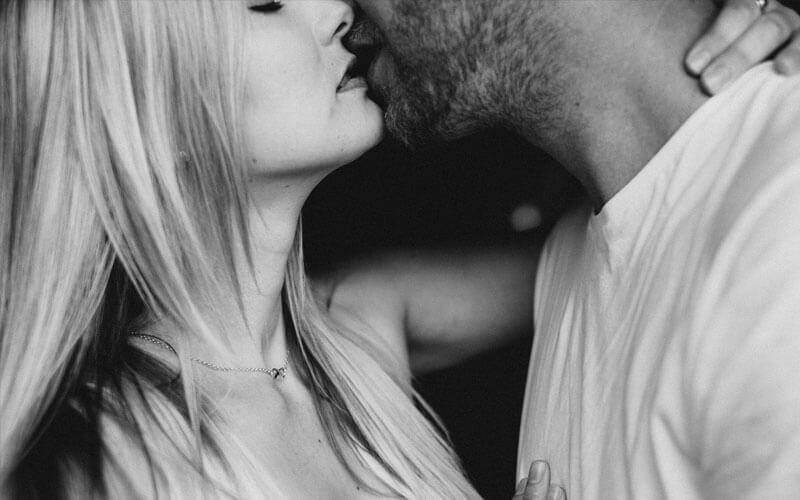 Na sliki sta dve osebi, ki sta tek pred poljubom, slika je miÅ¡ljena za blog spolnost in CBD