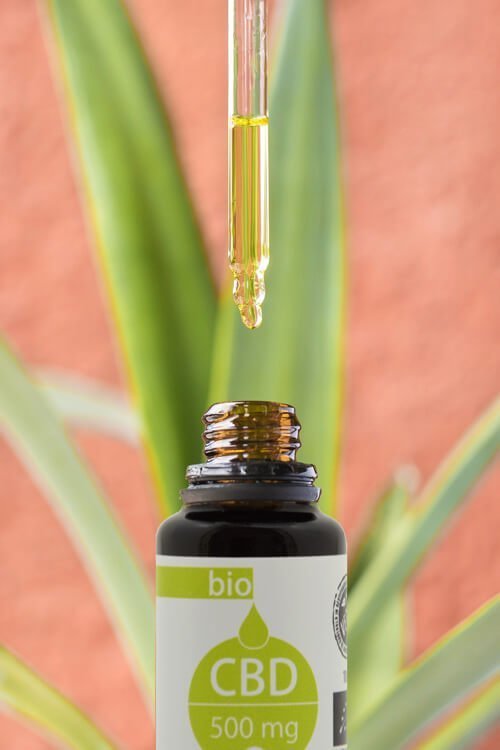 Na sliki je odprta flaška Bio CBD kapljice 500mg. Slika se uporablja za blog vsebino stres anksioznost in CBD.