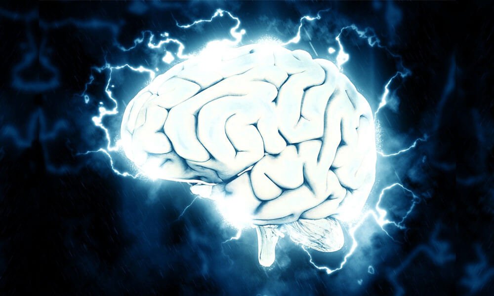 Slika prikazuje možgane pod stresom oziroma kot nekakšna elektrika prikazuje glavobol oziroma migreno.