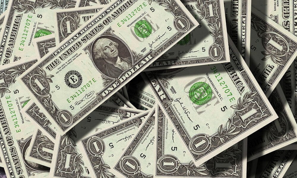 Slika prikazuje ameriške dolarje za članek študija konoplje.